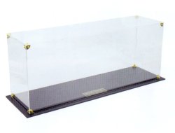 Vitrinskåp med träfot och namnskylt i mässing för STAGECOACH