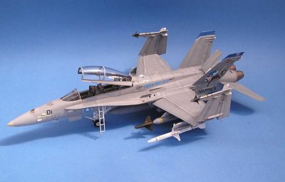 Zoom bild av F-16I SUFA. SKALA 1/32