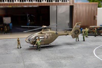 Zoom bild av Military helicopter