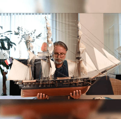 Zoom bild av Belle Poule – träbyggsats i skala 1:90