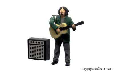 Zoom bild av H0 Street guitarist with amplifier, moving