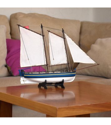 Zoom bild av Gift Pack with Ship Model, Paints and Tools: Captain's Longboat HMS Endeavour