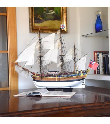 Zoom bild av Gift Pack with Ship Model, Figures, Paints and LED Lightning: HMS Endeavour