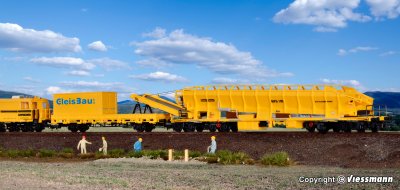 Zoom bild av H0 Buffer waggon with support for ballast collector MFS 100 and container GleisBau