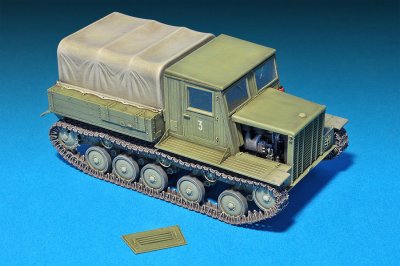 Ya-12 SOVIET ARTILLERY TRACTOR 1/35