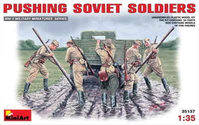Zoom bild av Skubbende Sovjet soldater WW2 1/35
