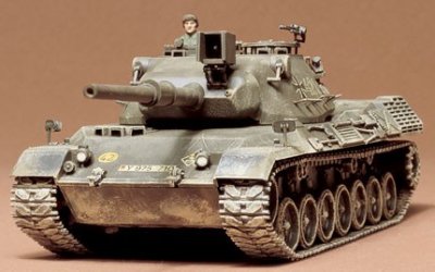 Zoom bild av WEST GERMAN LEOPARD MEDIUM TANK MED 1 FIGUR. SKALA 1/35