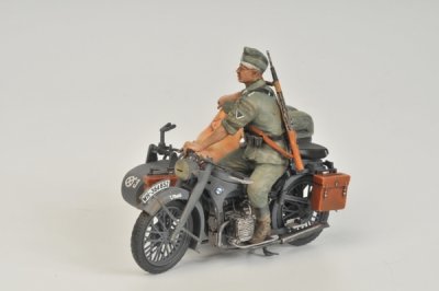 Zoom bild av GERMAN MOTORCYCLE R-12 WITH SIDECAR AND CREW. SKALA 1/35