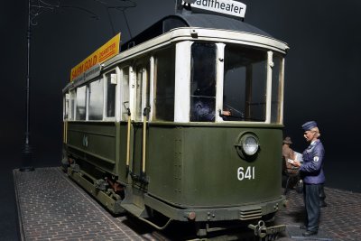 Zoom bild av Sporvogn med passagerer, konduktør, chauffør 1/35