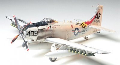 Zoom bild av DOUGLAS A-1H SKYRAIDER. L=246mm. SKALA 1/48