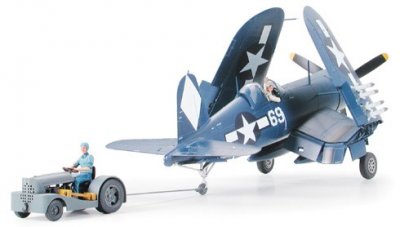Zoom bild av VOUGHT F4U-1D CORSAIR MED TRAKTOR. L=205mm. SKALA 1/48