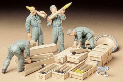 Zoom bild av GERMAN TANK AMMO-LOADING CREW. SKALA 1/35