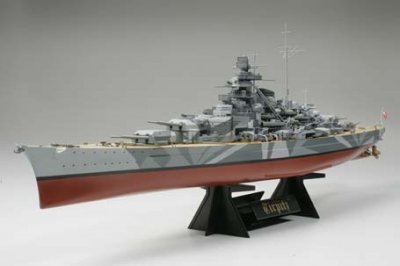 Zoom bild av TIRPITZ GERMAN BATTLESHIP. l=717mm. SKALA 1/350