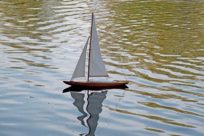 MAYFLOWER. KOMPLETT BYGGSATS MED TRÄSKROV. 65X13X52 cm. SKALA 1/