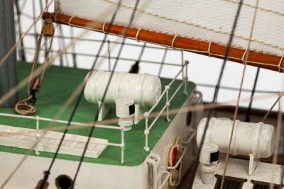 SIR WINSTON CHURCHILL: KOMPLETT BYGGSATS MED TRÄSKROV. 63X11X51