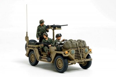 US TRUCK M151A2 GRENADA 1983 MED 3 FIGURER. SKALA 1/35