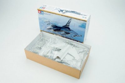 Zoom bild av LOCKHEED MARTIN F-16C FIGHTING FALCON ANG, L=318mm. SKALA 1/48
