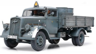 Zoom bild av GERMAN 3 TON 4X2 CARGO TRUCK MED 2 FIGURER. SKALA 1/35