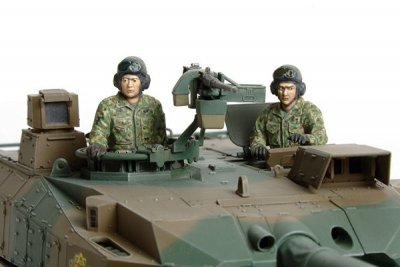 JAPAN TANK TYP 10 MED 2 FIGURER. SKALA 1/35