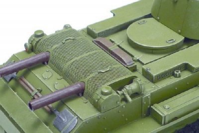 Zoom bild av RUSSIAN TANK BT-7 MODEL 1937 MED 2 FIGURER. SKALA 1/35