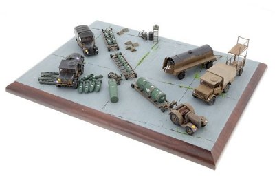 Zoom bild av WWII RAF BOMBER RE-SUPPLY SET. 197 DELAR. NIVÅ 2 AV 4. SKALA 1/7