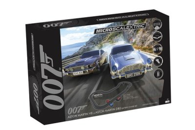 Zoom bild av MICRO SCALEXTRIC JAMES BOND 007 RACE SET - BATTERY