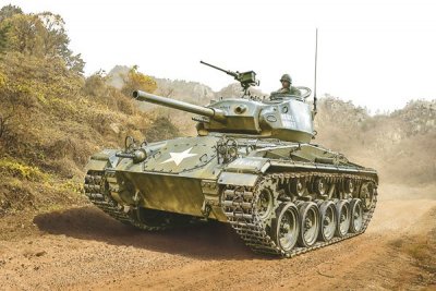 Zoom bild av M-24 "CHAFFEE" KOREAN WAR. SKALA 1/35