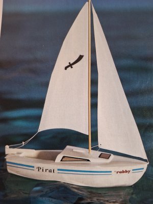 Zoom bild av Pirat SEGELBÅT MED PLASTSKROV, 270mm bred, 400mm høj.