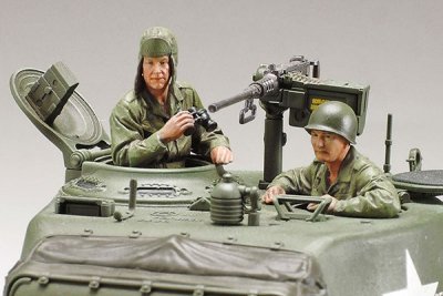 Zoom bild av US MEDIUM TANK M4A3E8 SHERMAN MED 2 FIGURER. SKALA 1/35
