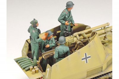 Zoom bild av GERMAN SELF-PROPELLED HOWITZER WESPE MED 4 FIGURER. SKALA 1/35
