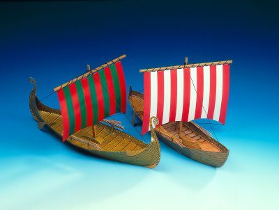 Zoom bild av TVÅ WIKINGASKEPP. SKALA 1/100 HO