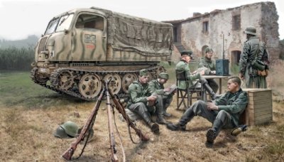 Zoom bild av STYER RSO/01 MED 7 FIGURER OCH TILLBEHÖR. SKALA 1/35.