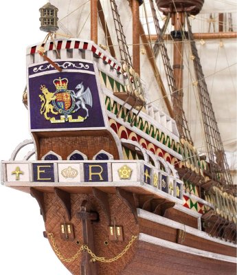 Zoom bild av HMS Revenge – en elisabetansk galjon som träbyggsats i skala 1:85