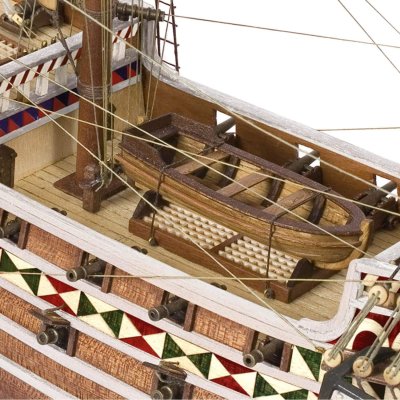 Zoom bild av HMS Revenge – en elisabetansk galjon som träbyggsats i skala 1:85