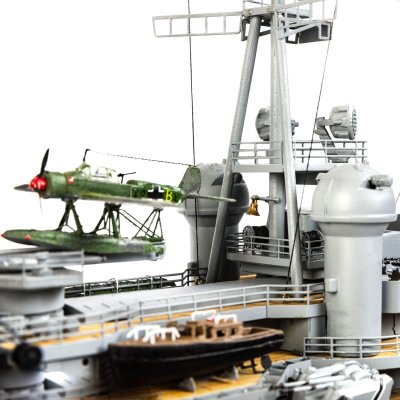 Zoom bild av Prinz Eugen, tung kryssare – träbyggsats i skala 1:200