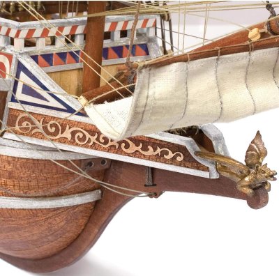Zoom bild av HMS Revenge – en elisabetansk galjon som träbyggsats i skala 1:85