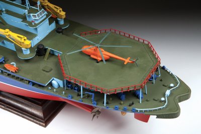 Zoom bild av "ARKTIKA" RUSSIAN NUCLEAR ICEBREAKER. SKALA 1/350