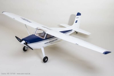 Zoom bild av CESSNA 185 SKYWAGON. RC FLYGPLAN.