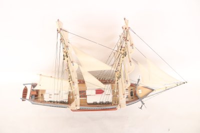 Zoom bild av TRE KRONOR STOCKHOLM FÄRDIGBYGGD LÄNGD 80 CM.
