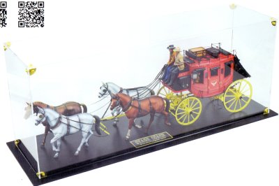 Zoom bild av Vitrinskåp med träfot och namnskylt i mässing för STAGECOACH