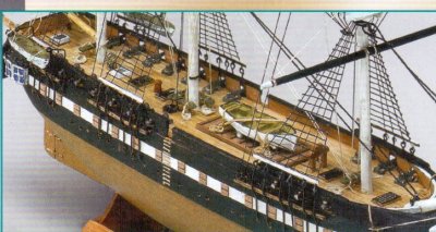 Zoom bild av USS CONSTITUTION. TRÄBYGGSATS MED FÄRDIGFRÄST SKROV.