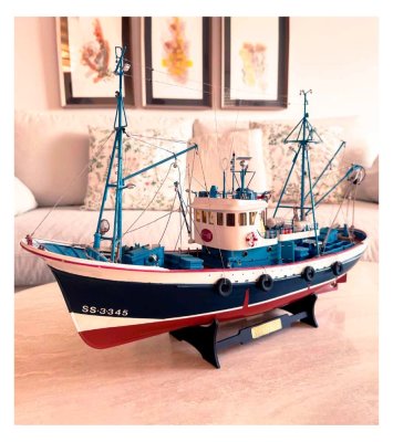Zoom bild av Tonfiskbåt Marina II. Presentförpackning med modell, färger och verktyg. TRÄBYGGSATS
