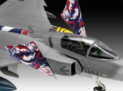Zoom bild av GÅVOSET REVELL Saab JAS-39C Gripen 1:72 med färg & lim.