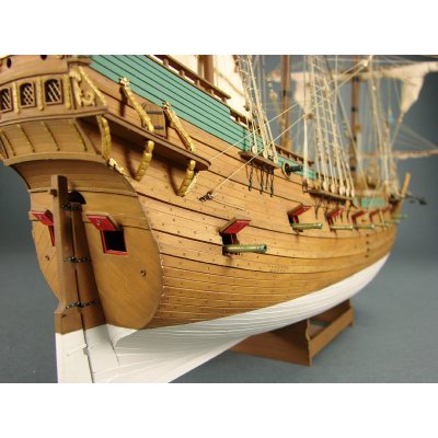 Zoom bild av GÅVOSET: Papegojan 1627. TRÄ/KARTONG BYGGSATS I SKALA 1/72, FÄRG